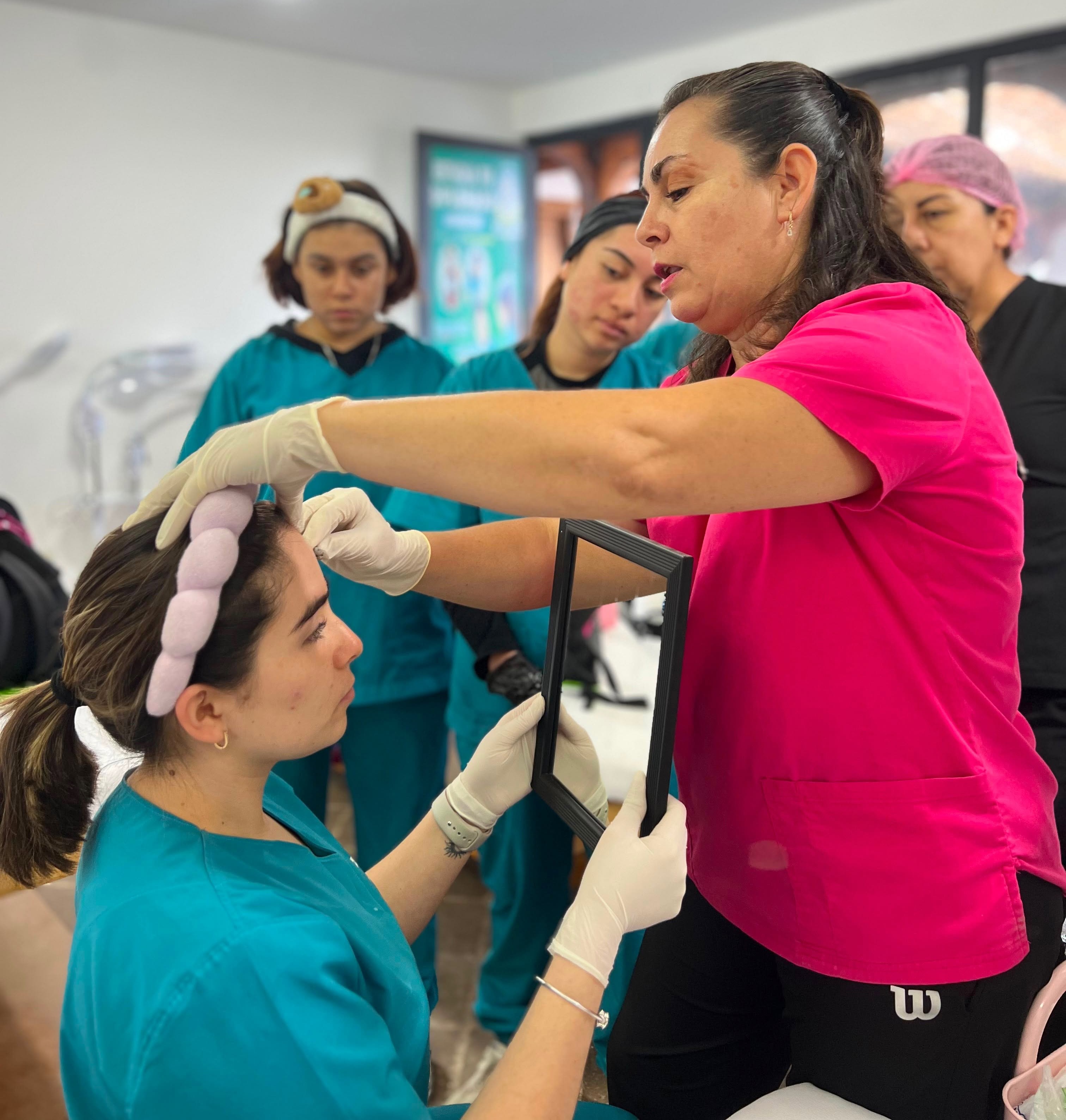 Clase práctica en CENCATEM Comitán con docentes y camillas de terapia manual